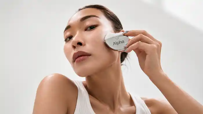 I can Create Premium Skincare Product Ads & Beauty Designs